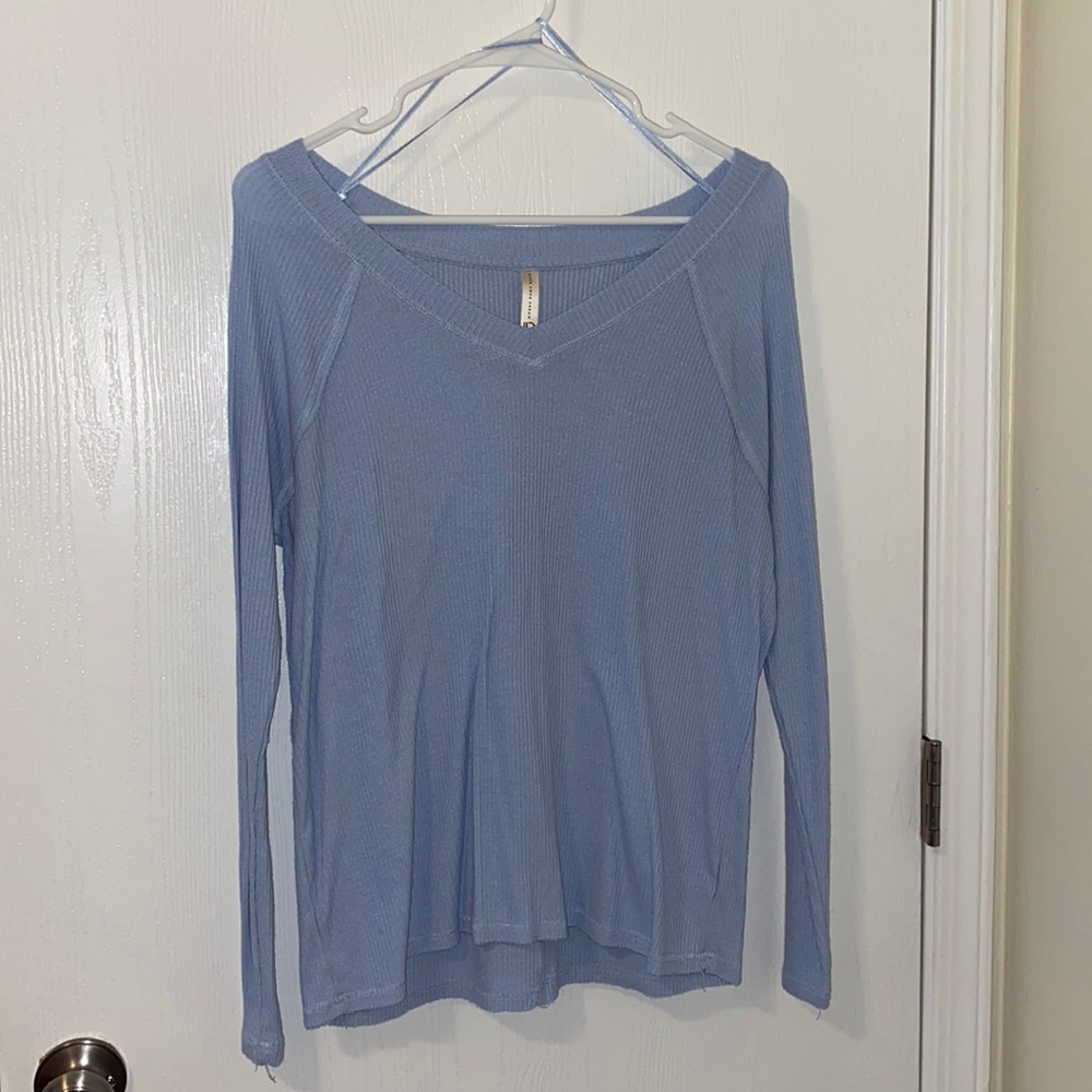 Women’s v-neck long sleeve